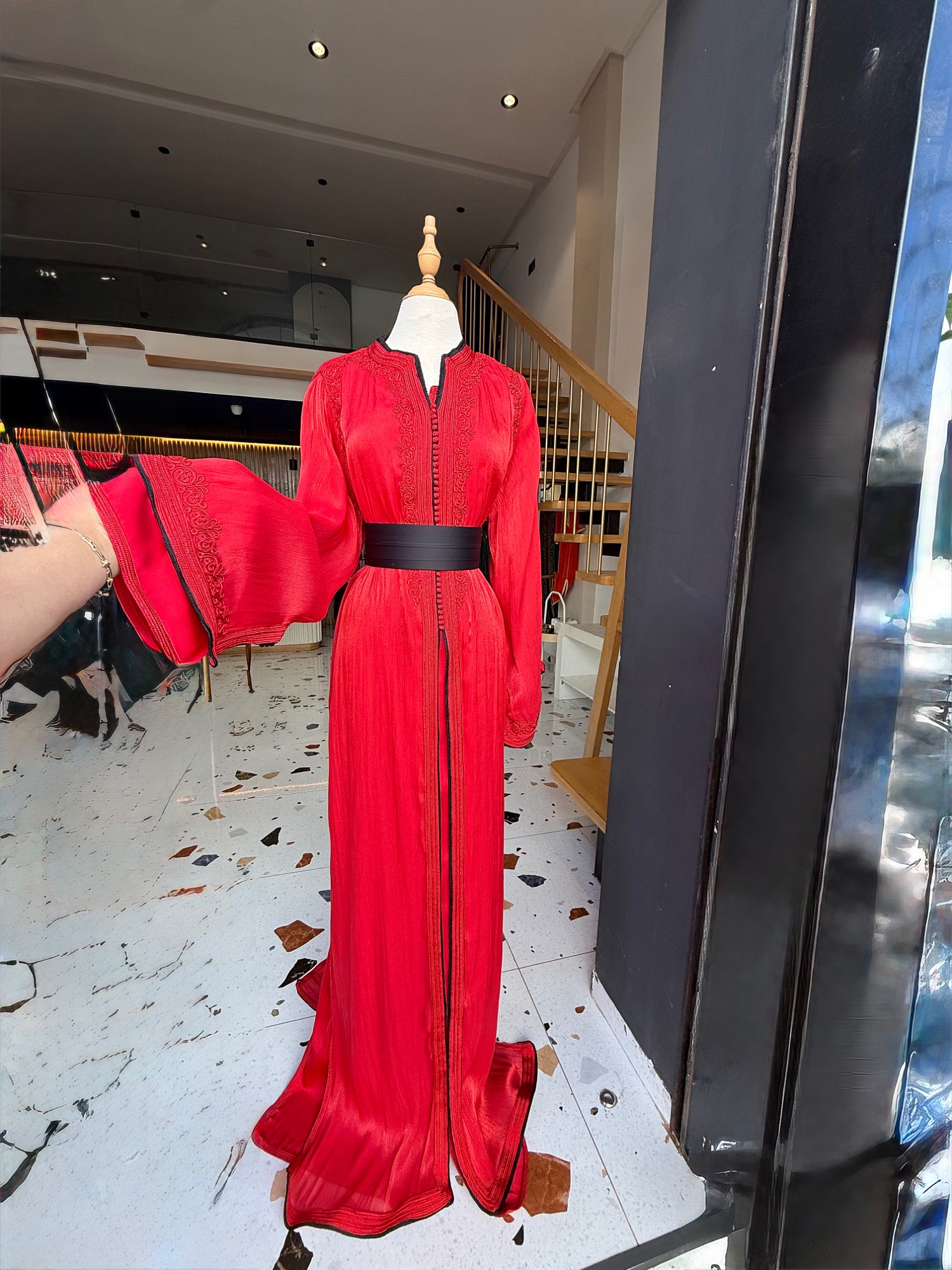 Caftan rouge brodé avec ceinture noire