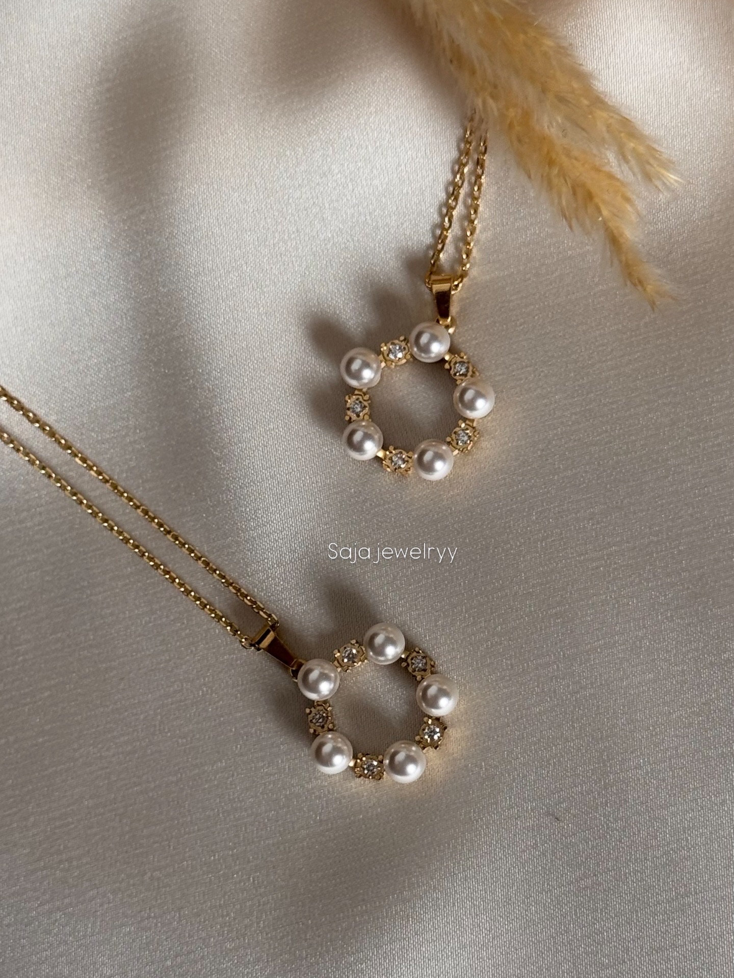 Collier cercle perles et strass doré