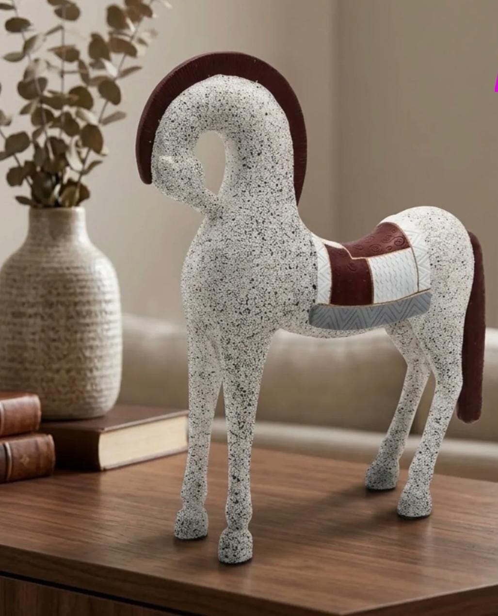 حصان مسرج بتصميم مبسط