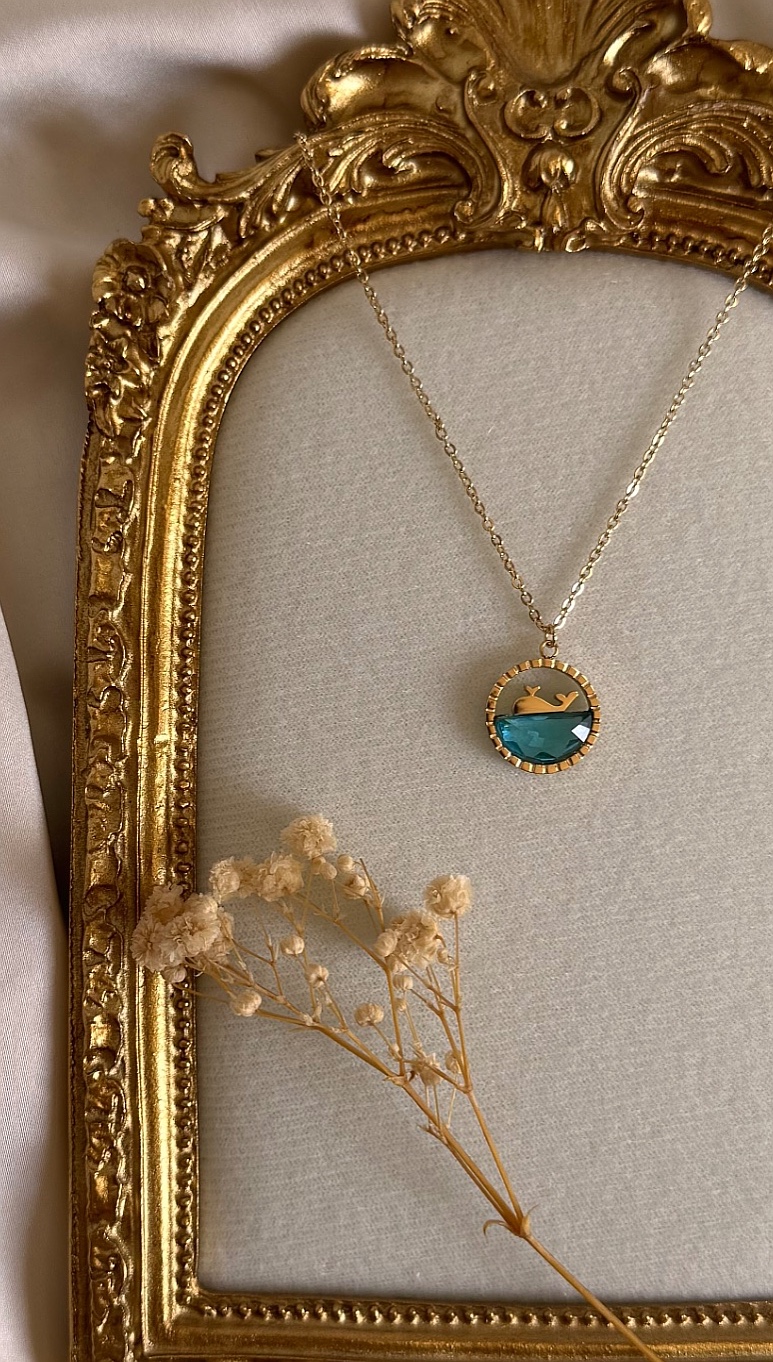 Collier pendentif baleine et pierre bleue