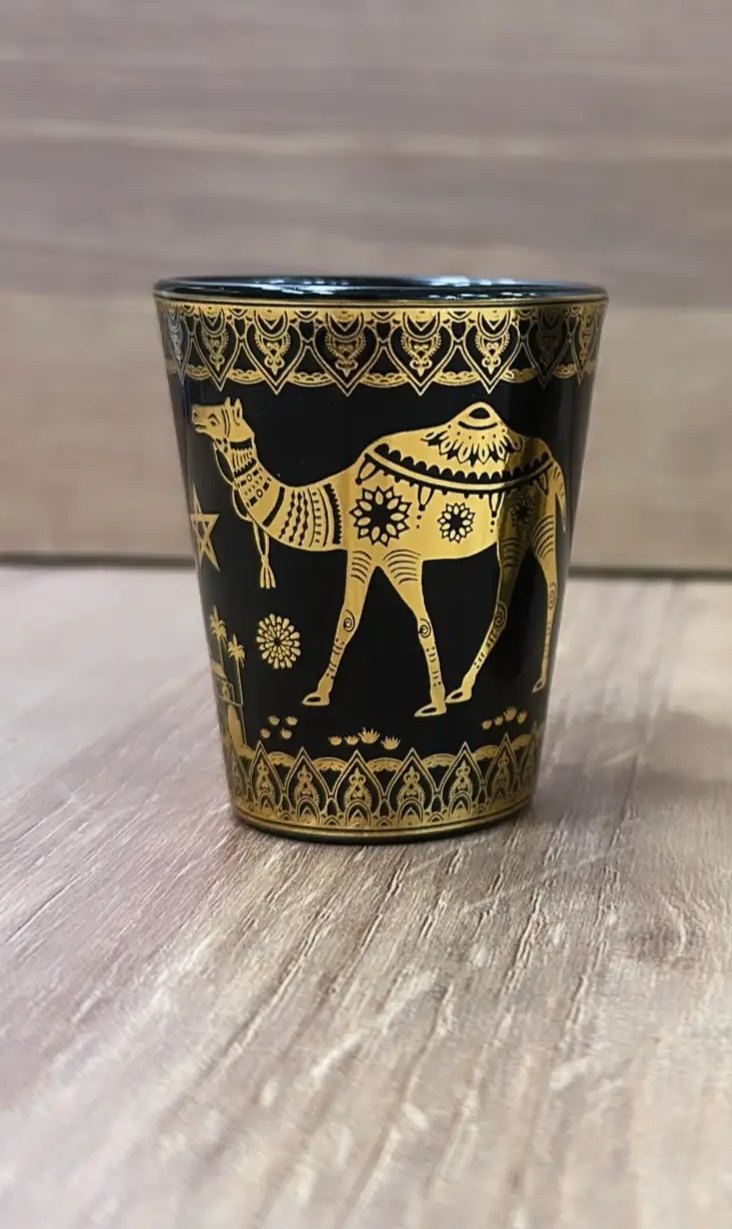 Verre à thé motif chameau doré