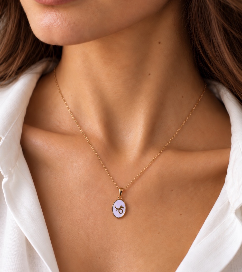 Collier pendentif ovale gravé