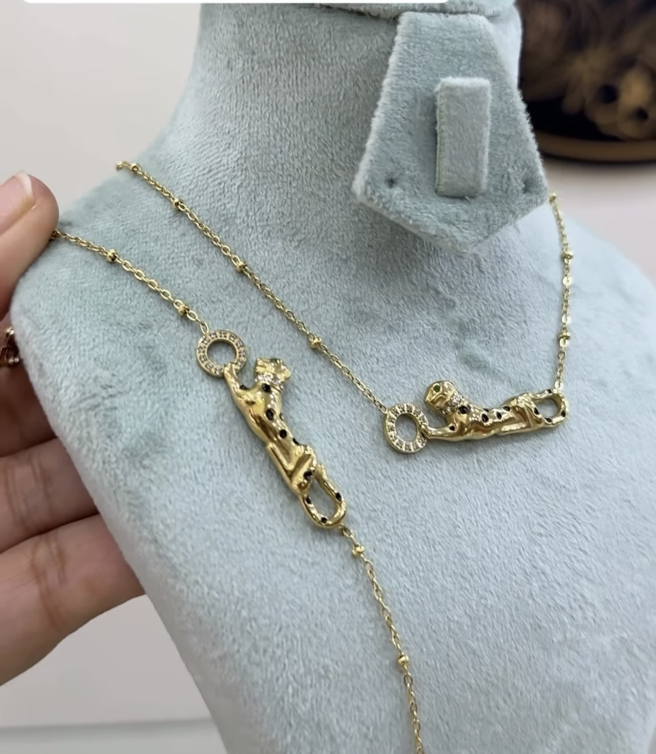 عقد الفهد المرصع بالزركون الذهبي